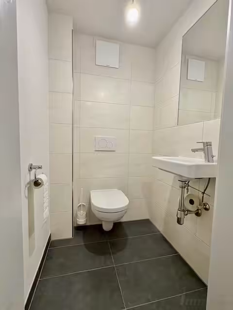 WC mit Waschbecken