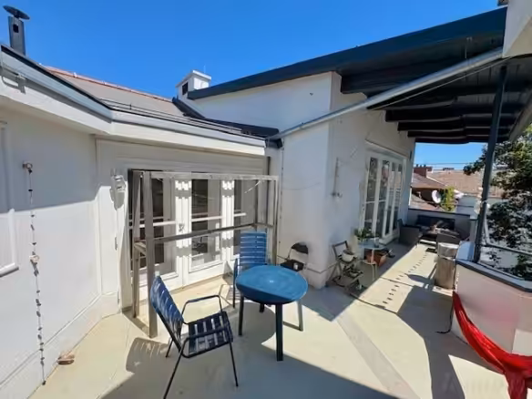 Gesamtansicht der großen Terrasse