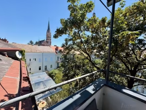 Terrasse mit Blick zur Herz-Jesu-Kirche