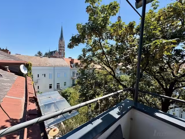 Terrasse mit Blick zur Herz-Jesu-Kirche