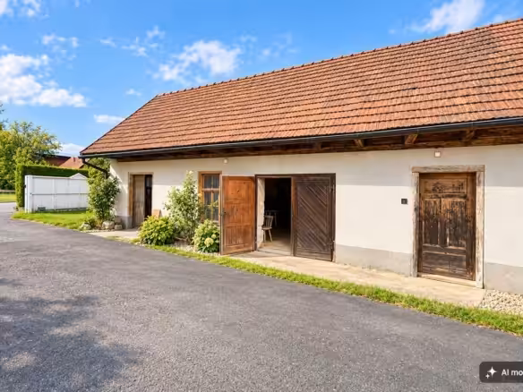 Ländliches Bauernhaus mit offenem Scheunentor