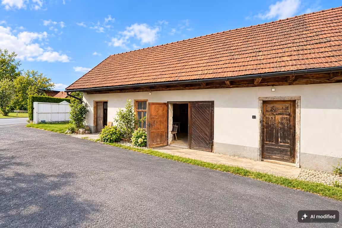 Ländliches Bauernhaus mit offenem Scheunentor