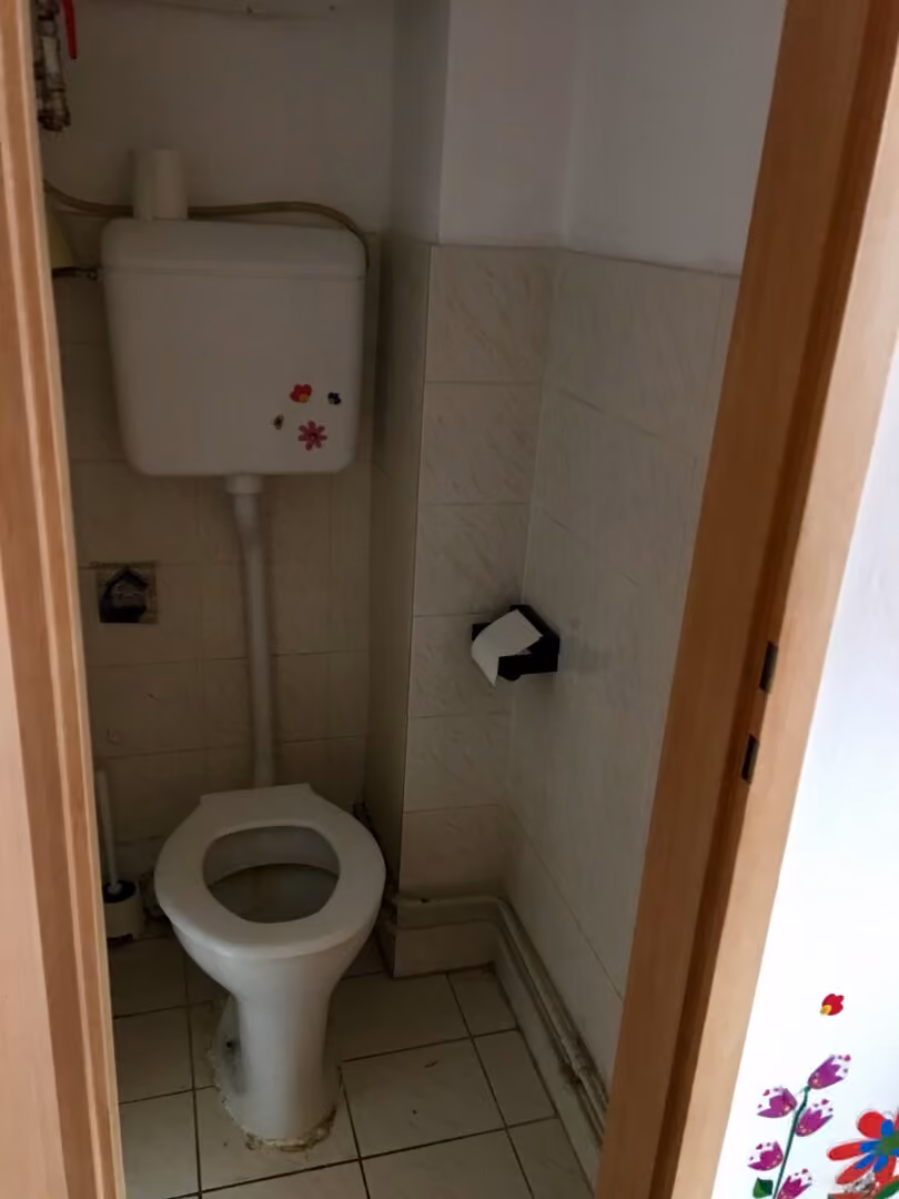 separates WC