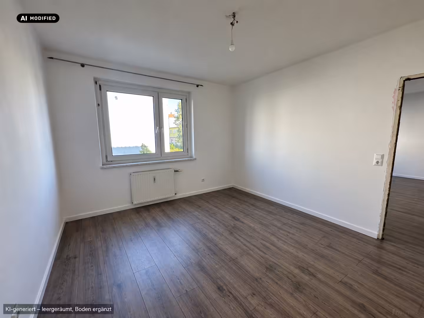 Leeres Schlafzimmer mit graubraunem Dielenboden