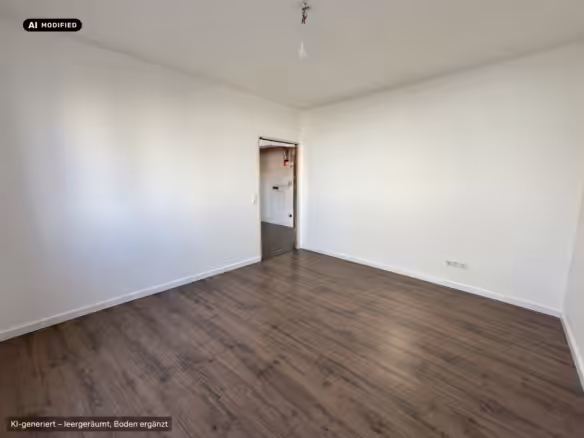 Leeres Schlafzimmer mit graubraunem Holzboden