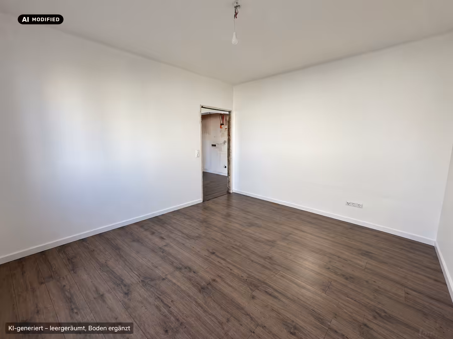 Leeres Schlafzimmer mit graubraunem Holzboden