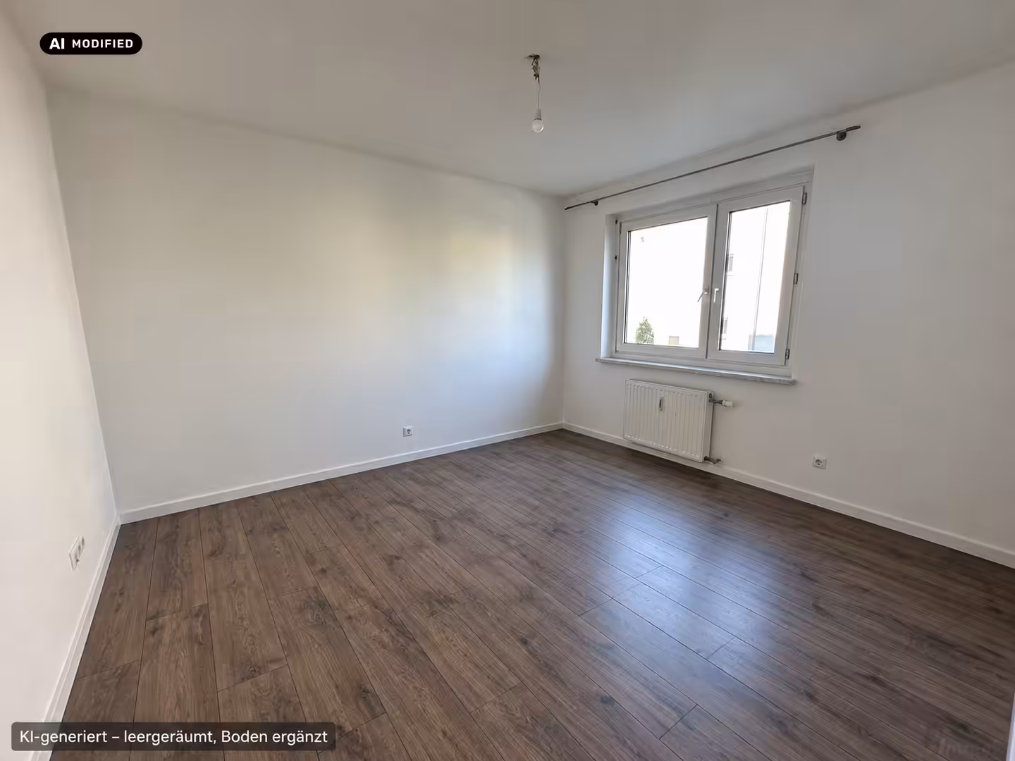 Leeres Schlafzimmer mit neuem graubraunem Holzboden