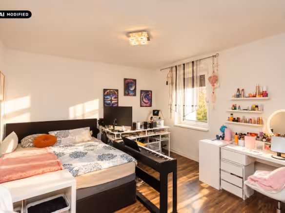 Helles, gemütliches Schlafzimmer mit kreativem Arbeitsplatz_resized_1