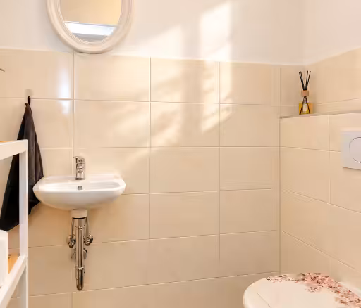 Helles Badezimmer mit Blumen-Toilettensitz_resized_1