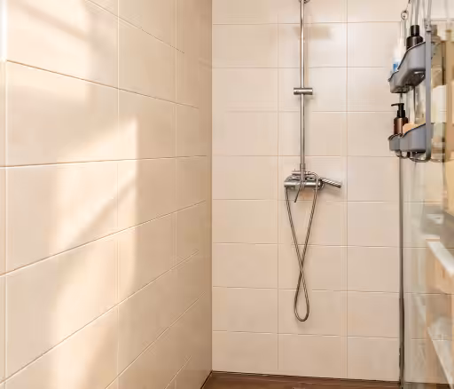 Minimalistische Dusche mit Regendusche_resized_1