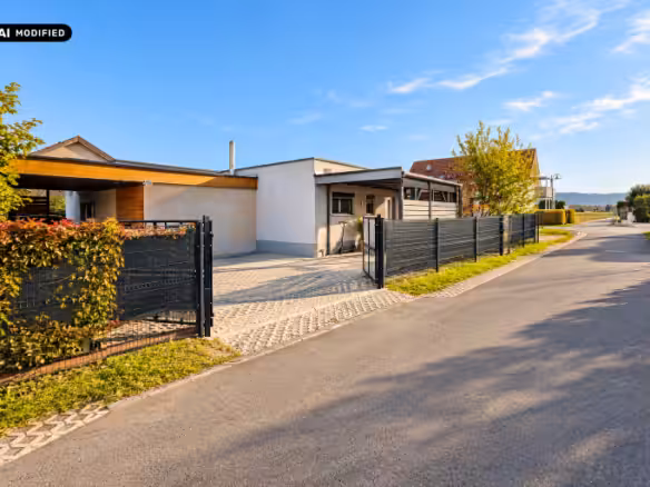 Moderner Bungalow mit offenem Gartentor_resized