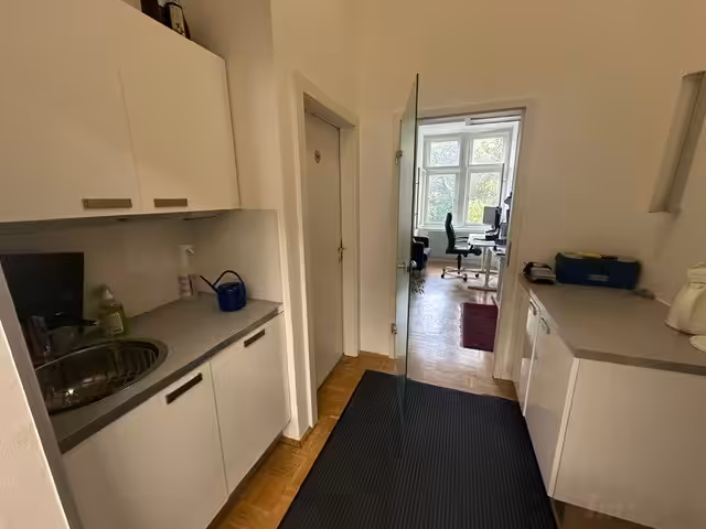 Teeküche mit Blick in den 4 Büroraum