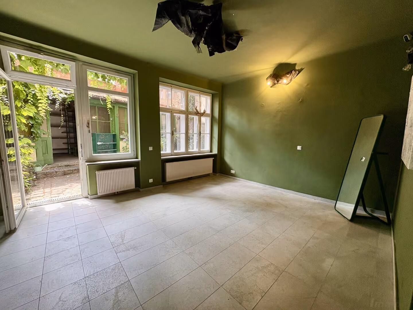 hofseitiges Zimmer